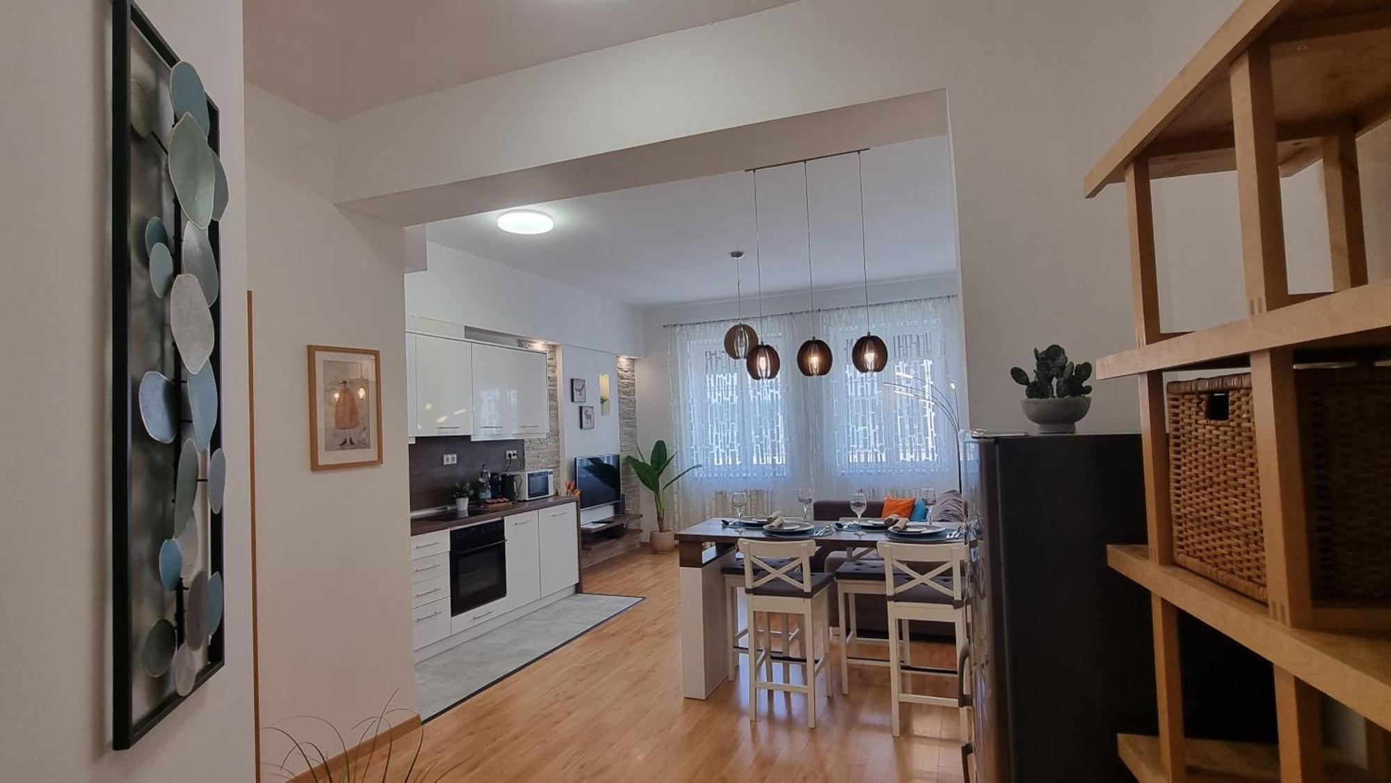 Adam Apartmán